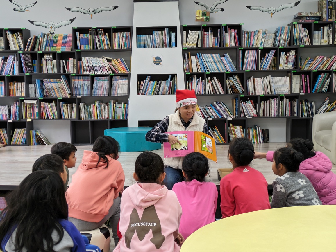 雅晴老師配合聖誕節利用下課時間為孩子說英語繪本故事