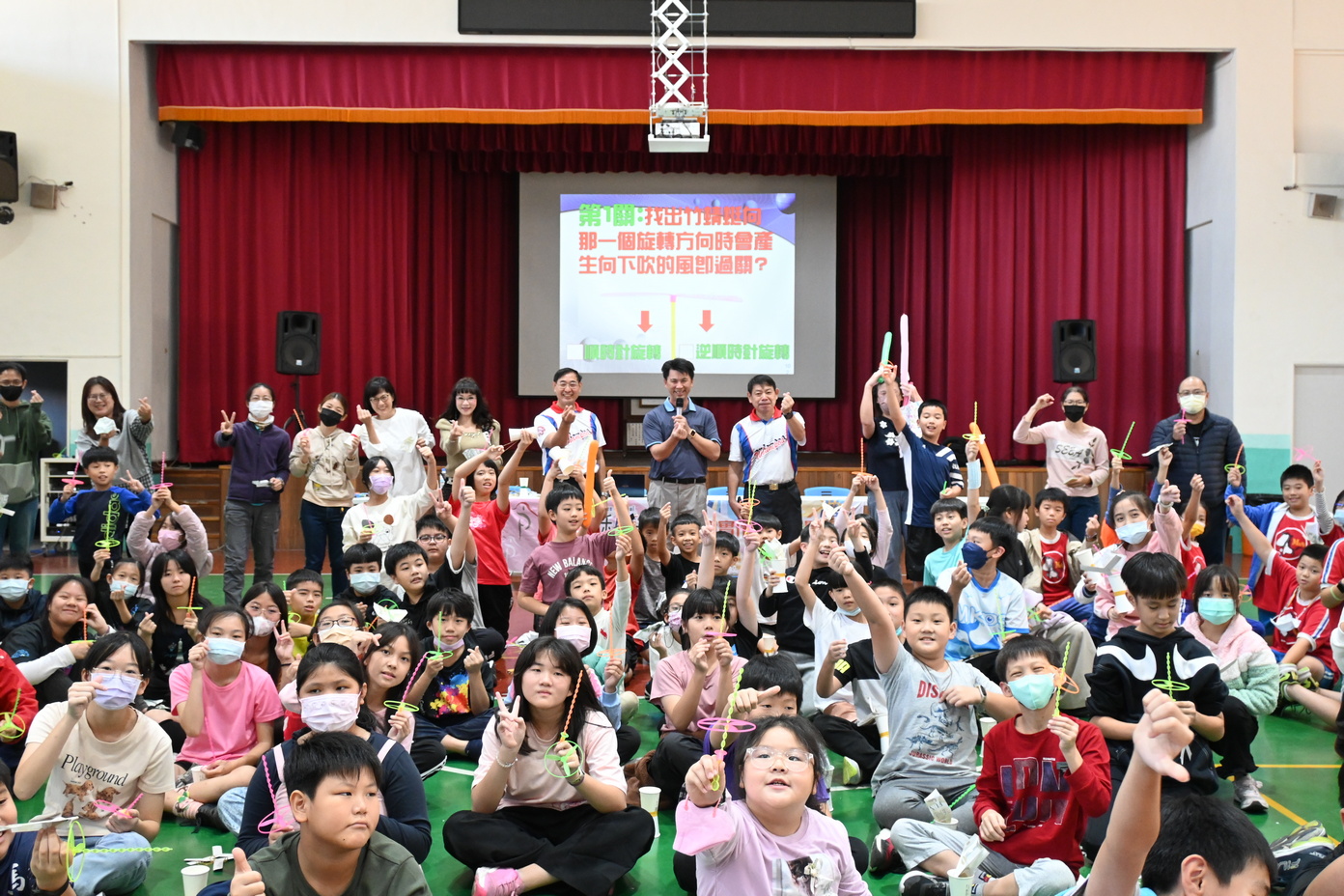四到六年級同學響應第四屆臺灣科學節推廣活動─創意實作科學營，從科學遊戲中學科學概念